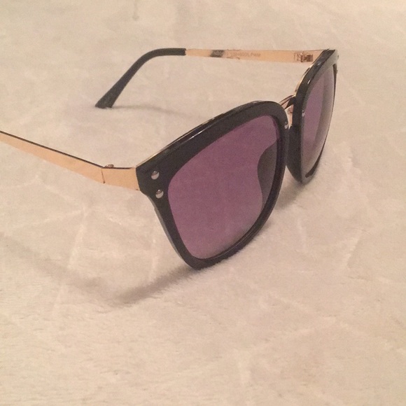 Beautiful sunglasses! - Picture 2 of 5